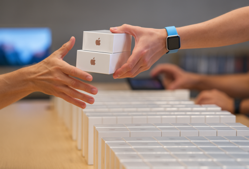  iPhone Component Maker's Shares Tumble After Profit Warning